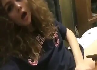 فتاة جامعية تسمح لكلب أبيض ضخم بلعق مهبلها وبظرها