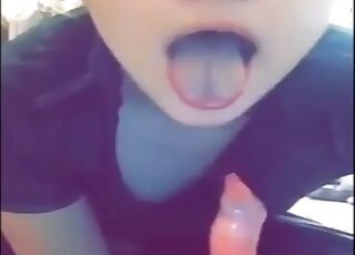 امرأة سمراء تمارس الجنس الفموي العميق مع عضو كلب في فيلم إباحي عمودي