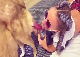 شقراء نحيفة تحاول ممارسة الجنس مع كلب على كاميرا حية قبل شرب السائل المنوي