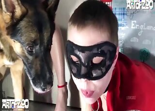 فتاة ترتدي قناعًا تتصرف بشكل سيء مع العضو الذكري الأحمر الضخم لحيوان فروي