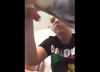 مشهد مص كلب للهواة يظهر محبًا للحيوانات متحمسًا للغاية