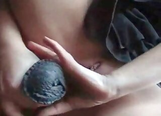 عاهرة شقراء شقية تفتح ساقيها على نطاق واسع للترحيب بعمود الحصان بالداخل