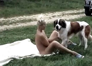 شقراء نحيفة تغوي كلبها الرقيق لممارسة الجنس معها في الهواء الطلق