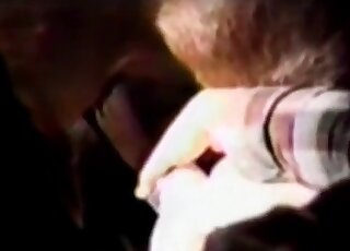 منحرف مدلل يلعب بحصان عميق ليصل إلى النشوة الجنسية في مشهد قذر