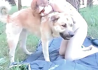 Sex craving mature slut is eager to tempt her dog and to get banged