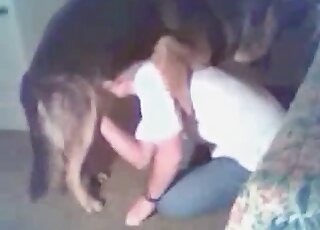 ذكر يمارس الجنس مع حيوان أليف في فيديو إباحي مجاني مع لقطات مقربة