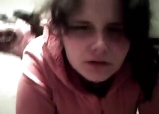 مدمنة زوفيليا سمراء ممتلئة الجسم تسمح لهذا الكلب بتناول الطعام وممارسة الجنس مع مهبلها